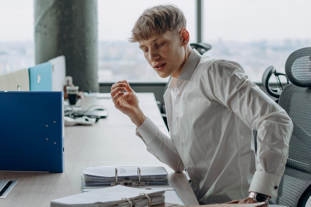 Человек работает с документами за столом